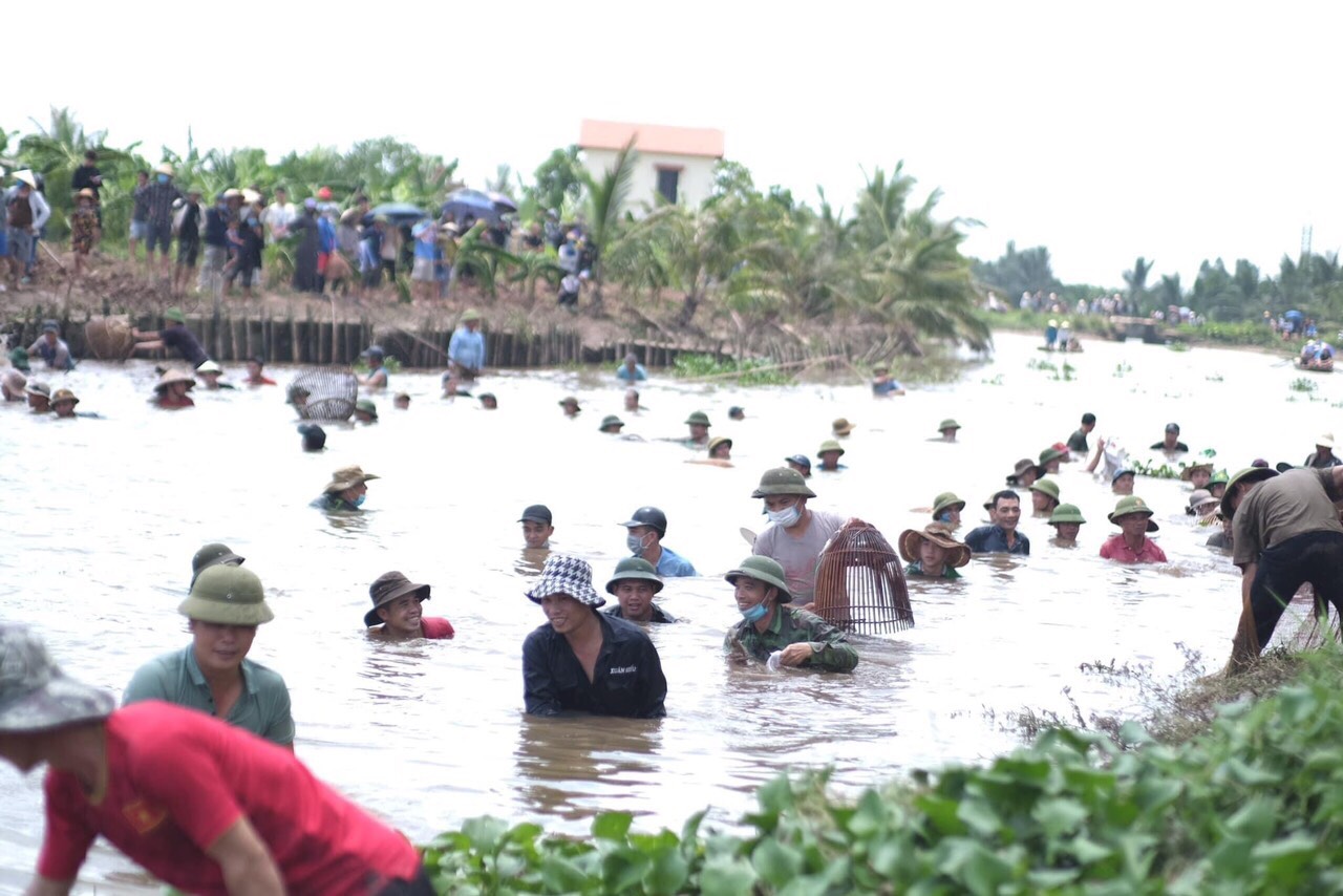  Hội Đùa Nơm bắt cá trên sông Sồi, xã An Thanh, huyện Tứ Kỳ.